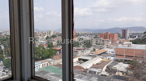 Maria E. Vende Con Excelente Ubicación Y Amoblado Apartamento En Centro, Lara#25-18761**3h 3b 95m2