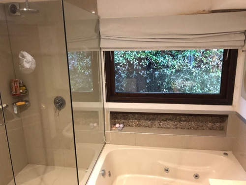 Casa En Venta De 5 Dormitorios En Lugano