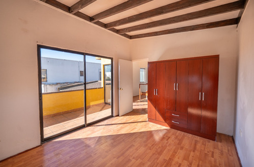 Gran Casa De Dos Pisos En Excelente Sector De Concón