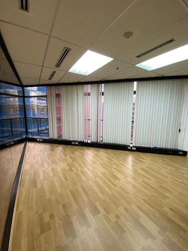 Oficina En Alquiler 127 M2- Urb. El Rosal