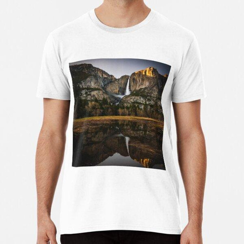 Remera Reflejo De Agua De Montaña Y Cascada Algodon Premium