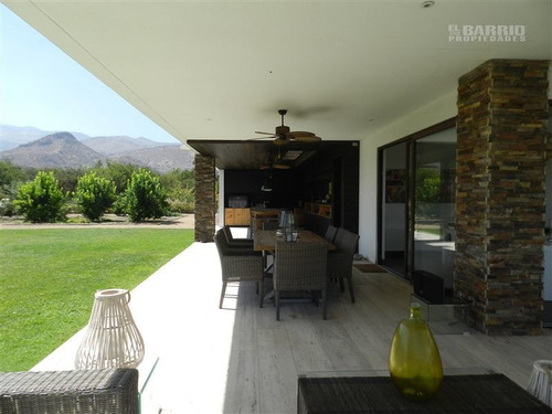 Casa En Venta De 5 Dormitorios En Colina
