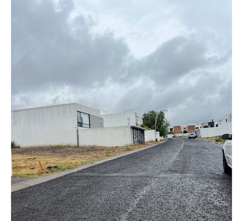 Hermoso Lote Terreno Regular Completamente Plano Propio Para Construir La Casa De Tus Sueños Dentro De Fraccionamiento Privado Real De Juriquilla.
