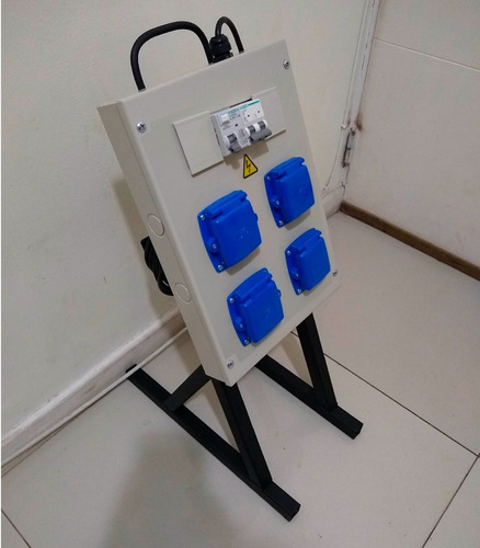 Tablero Eléctrico Portatil Con Pie - 4 Tomas De 20amp - 10a