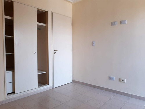 Imagen 14 de 24 de Un Dormitorio Con Doble Balcón