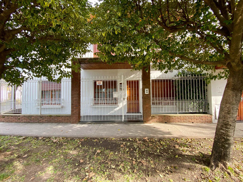 Casa De 4 Dormitorios En Venta, La Plata