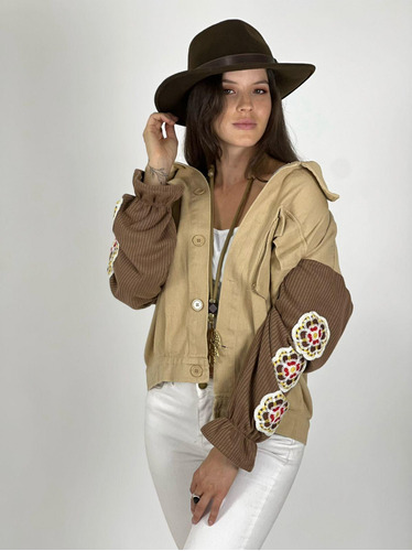 Chaqueta Con Flores Tejidas En Mangas Beige