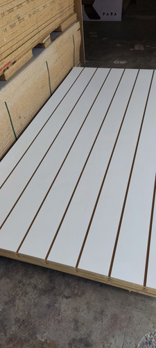 Panel Mdf Ranurado Exhibidores 18mm 1220*2440 1cara Blanco 