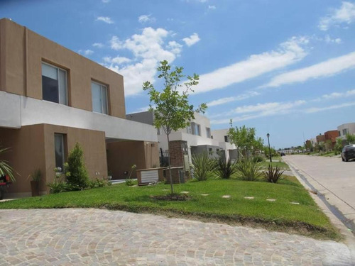 Casa Adjudicada En Venta En Pilar Del Este, Casas Del Este