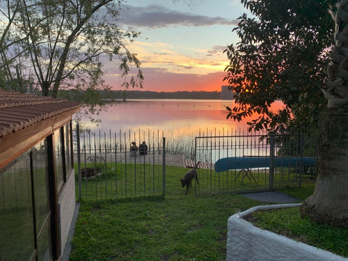 Gran Oportunidad, Sobre El Lago Calcagno. Con Una Visita Espectacular Y Hermosos Atardeceres. Construida Al Fondo, Con Muelle Al Lago Y Barbacoa Techada. Gran Terreno Al Frente.