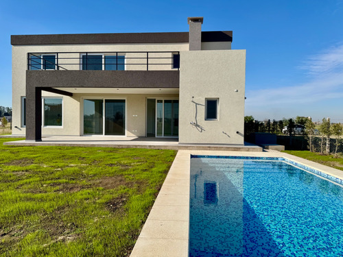 Venta De Casa A Estrenar En Barrio Cerrado Village Joven
