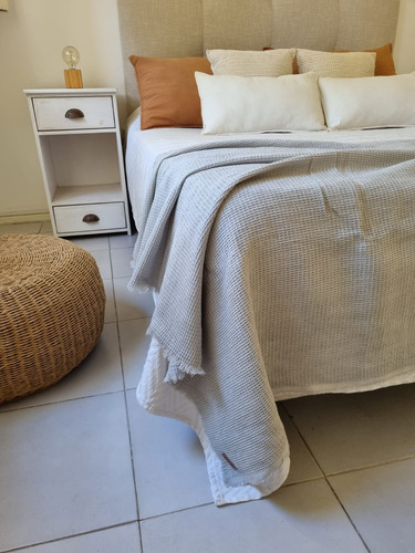 Combo Manta Waffle - 200 X 120 Cm + 2 Almohadones 50x50 Gris Perla Lisa