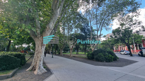 Excelente Piso Con 4 Dormitorios En Pleno Centro De Monte Grande Con Vista Abierta A La Plaza