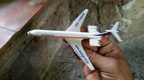 Avion Ilyushin Il-62m De Cubana Cu-t1225 En La Escala 1:400
