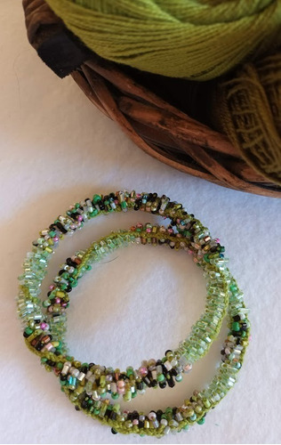 Kit Colar Em Miçangas, Brincos, Duas Pulseiras.