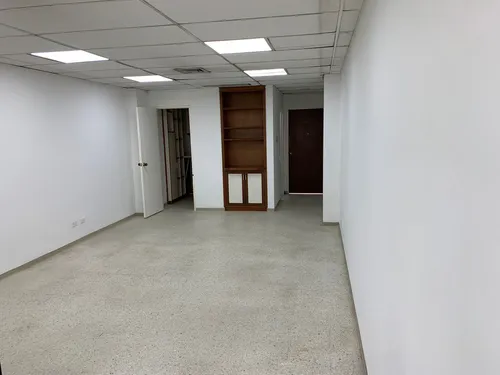 Venta Oficina En Holguines Trade Center Con Dos Parqueaderos, Vista Hacia La Calle 5ta