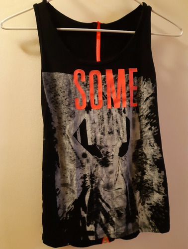Remera Negra C Diseños Fucsia Y Espalda Rasgada Talle Único