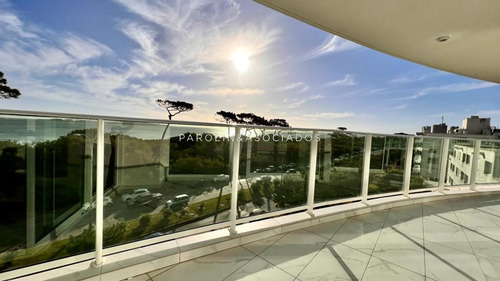 Apartamento De 4 Dormitorios En Venta En Edificio Paramount, Punta Del Este.