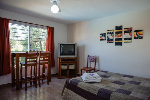 Casa De Dos Dorm, Cocina Comedor, Dos Baños. Pileta Y Dos Dptos Para Alquier Temporal