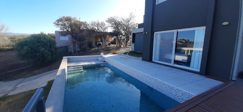 Casa En B° Cerrado Para 15 Personas, Pileta, Quincho, Galeria, Seguridad 24 Hs Y Hermosa Vista