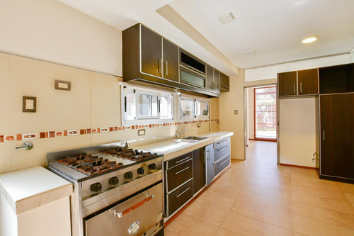 Casa En Venta De 3 Dormitorios Mas Escritorio En Gonnet 25 Y 484 Apto Banco . Toma Permuta