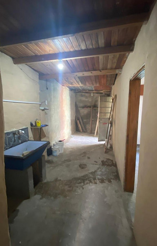 Casa En Venta - 2 Dormitorios 1 Baño - Cochera - 200mts2 - Lomas De Zamora