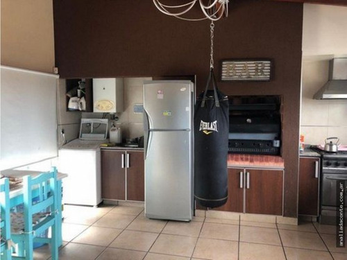 Inmueble En Block 2 Viviendas + 3 Locales