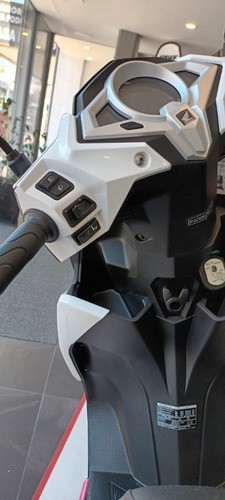 Imagen 3 de 16 de Honda Elite 125 Fi Tricolor Honda Redbikes