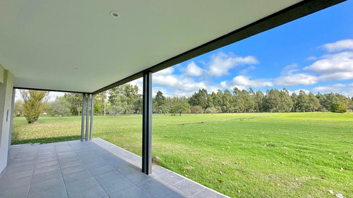 Casa En Venta - 4 Dormitorios 3 Baños - Cochera - 1.250mts2 - Haras Del Sur, La Plata