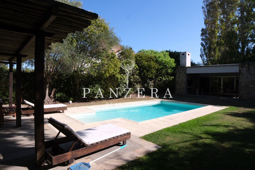 Imagen 25 de 26 de Casa De 5 Dormitorios Con Gran Jardín Y Piscina En Carrasco Sur