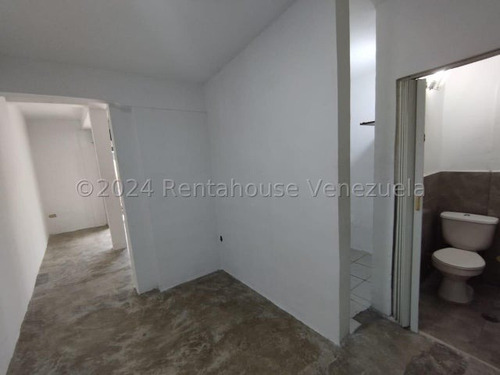 Karen García Alquila Local Comercial De 28 Mts2 A Pie De Calle Al Este De Barquisimeto, Con Un Espacio Ideal Para Establecer Un Negocio De Ventas O De Servicios, Alto Tráfico Vehicular Y Peatonal.