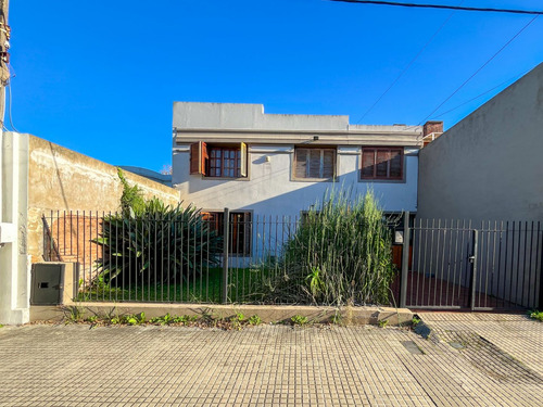 Casa De 3 Dormitorios En Casco Urbano, De La Plata.
