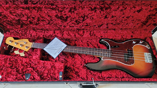 Fender, American Original '60s Precision Bass, Inlcuye Case Diestro Sunburst Barnizado 4 (Usado)