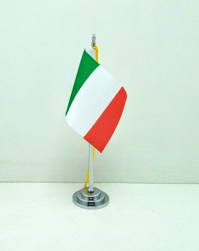 Imagem 1 de 4 de Mini Bandeira De Mesa Da Itália 15 Cm Poliéster.