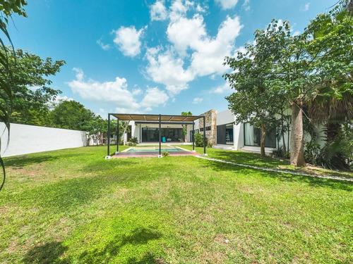 Casa En Venta En Privada Hacienda Cholul Con Amplio Terreno Y Paneles Solares