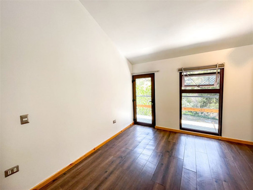 Casa En Venta De 4 Dorm. En Lo Barnechea
