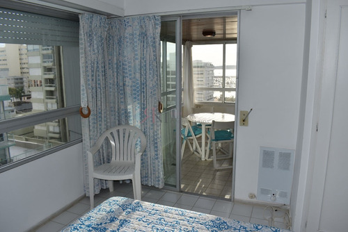 Cerca De La Zona Del Puerto Con Amplio Living Comedor- Ref: 5707