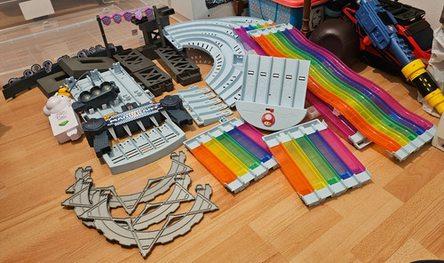 Pista Hot Wheels Mario Kart Rainbow Road Raceway Arcoiris (Usado)