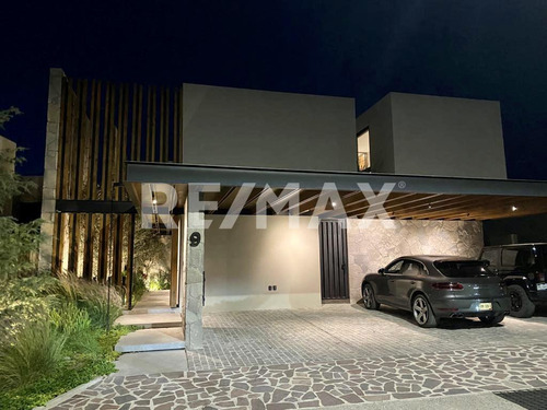 Casa En Venta En Condominio Altozano