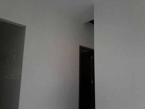 Imagem 27 de 30 de Imóvel Novo Tipo Casa Térrea Em Condominio Fechado Com Excelente Acabamento Com Azulejo Até O Teto Tanto Na Cozinha Como No Banheiro E Moldura De Gesso Nestes Dois Ambientes Janela De Alumínio Cor B
