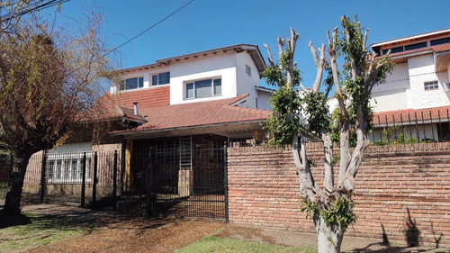 Casa En Venta - 4 Dormitorios 3 Baños - Cocheras - 350mts2 - Quilmes Oeste