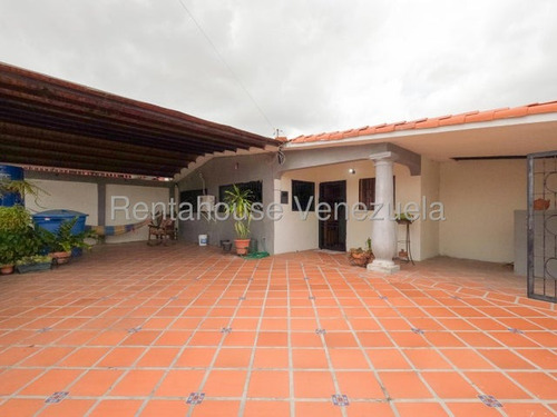 Daniela Linarez Vende Casas En Excelente Urbanismo De Cabudare Posee 226m2 Ademas De Dos Anexos Idependientes Y Se Encuentra En Impecables Condiciones Con Todos Los Servicios Basicos
