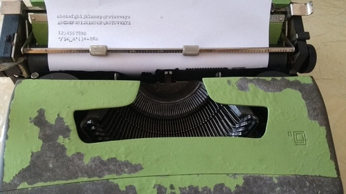 Imagem 2 de 10 de Máquina De Escrever Olivetti Lettera 32 Funcionando Usado