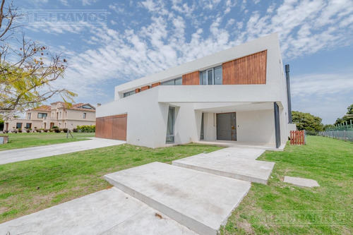 Imagen 2 de 21 de Casa En Venta En El Golf