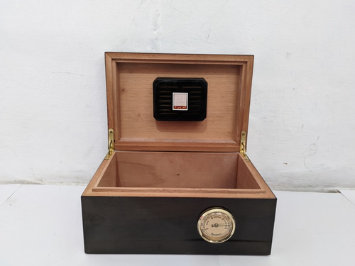 Imagen 2 de 3 de Humidor Para Tabacos, De Cedro, Con Higrometro