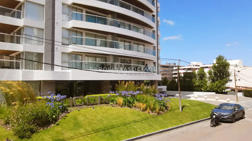Apartamento En Piso Alto En Venta En Icon Brava Tower, Punta Del Este.