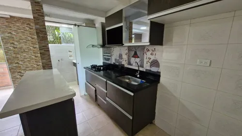 Vendo Apartamento En La Parte Baja De La Loma De Los Bernal, Piso Bajo