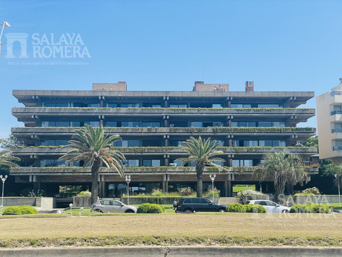 Venta - Departamento De 2 Dormitorios Mas Dependencia En Primera Linea Playa Brava Sap5864400