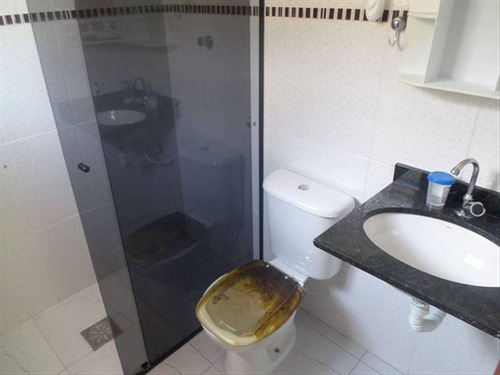 Imagem 5 de 30 de Sobrado Semi Novo Em São Vicente Com 02 Dormitorios E Quintal Em Condominio Bem Localizado - Hm2047