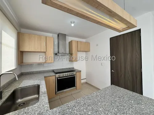 Renta. Casa De 3 Recámaras Con 1 En Planta Baja - Zákia | Rahqro